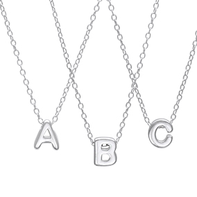 Hopeinen kaulakoru, kirjain